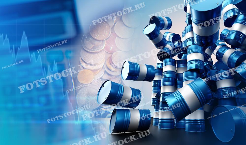 Фотография отображает кучу синих нефтяных бочек, расположенных на фоне графиков финансового рынка и монет. Это изображение иллюстрирует зависимость мировой экономики от колебаний нефтяных цен и важность нефтяной индустрии для глобальных финансовых рынков.